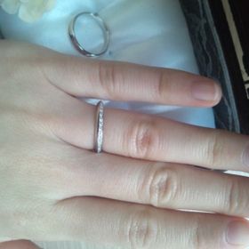 【アイプリモ(I-PRIMO)の口コミ】 女性用の指輪の方のデザインが上下で異なっており、上の方にダイヤが入っ…