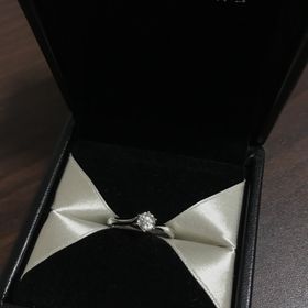 【エクセルコダイヤモンド(EXELCO DIAMOND)の口コミ】 彼がお店で決めてくれました。
ダイヤの品質がよく、
リング部分も少しウ…