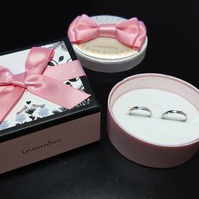 【ジュエリーソネットの口コミ】 二人共仕事があるので、シンプルで
つけやすいものを探していました。
デ…