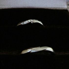 【アイプリモ(I-PRIMO)の口コミ】 男女でデザインが異なり、二つの指輪が互いにピッタリ重なる構造をしてま…