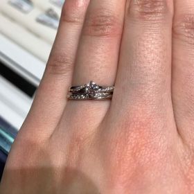 【銀座ダイヤモンドシライシの口コミ】 ダイヤとプラチナがねじれたようなデザインで、少し細目に感じました。
結…