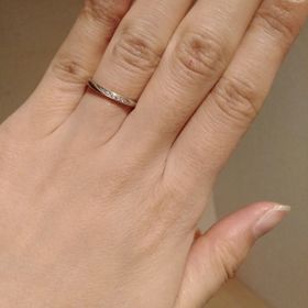 【俄(にわか)の口コミ】 ハーフダイヤなので引っかかる心配もなく、またシンプルで飽きが来ないデ…