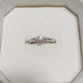 【4℃ BRIDAL(ヨンドシーブライダル)の口コミ】 結婚指輪と重ね付けできるストレートデザインで、仕舞い込まずにちょっと…