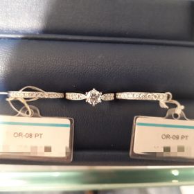 【銀座ダイヤモンドシライシの口コミ】 シンプル・上品で王道なデザインを多く取り扱っています。
婚約指輪に重ね…