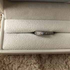 【SWEET BLUE DIAMOND(スウィートブルーダイヤモンド)の口コミ】 ブルーダイヤモンドです。一目惚れしました。指輪の内側に名前なども入れ…