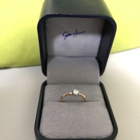 【Sirena Azzurro(セイレーン アズーロ)】の口コミ 一粒のダイアモンドの左右に小さいダイアモンドが付いているデザインが素敵...