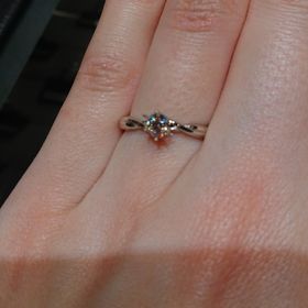 【ラザール ダイヤモンド(LAZARE DIAMOND)の口コミ】 HPで見た少しねじれたデザインがかわいくて、試着させてもらいました。
ラ…