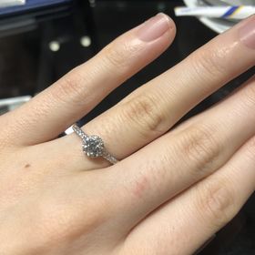 【銀座ダイヤモンドシライシの口コミ】 歳を重ねていっても映えるような婚約指輪を探していました。0.4カラット程…