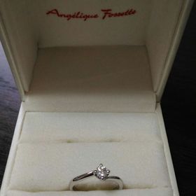 【アンジェリックフォセッテ(Angelique Fossette)の口コミ】 一粒ダイヤのシンプルなデザインを探して、何店舗か見に行きました。
シン…