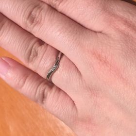 【俄(にわか)の口コミ】 春の桜をイメージしたリングであり、自分たちの入籍日も春だったことから…