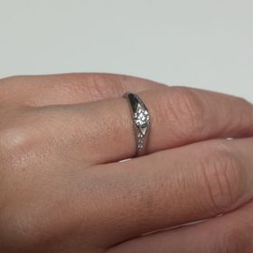 【ジュエリーツツミ(JEWELRY TSUTSUMI)の口コミ】 指が太いので真ん中のダイヤモンドが、ある程度大きい物でないとさみしい…