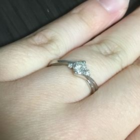 【COLANY(コラニー)の口コミ】 ハーモニーのシリーズの婚約指輪です。婚約指輪と結婚指輪を重ねても、と…