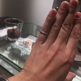 【アイプリモ(I-PRIMO)の口コミ】 試着した指輪はシンプルですが指輪の縁に、さり気ないデザインによって細…