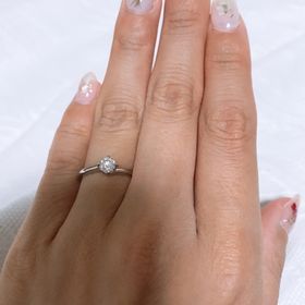 【ラザール ダイヤモンド(LAZARE DIAMOND)の口コミ】 三石か一石かすごく悩んだんですが
彼氏がこの指輪に惚れて選びました。
…