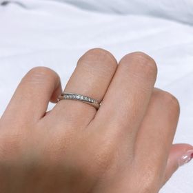 【ラザール ダイヤモンド(LAZARE DIAMOND)の口コミ】 リングはストレートタイプで、石なしよりも石が多い方がいいこと、重ね付…