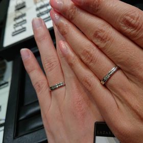 【ラザール ダイヤモンド(LAZARE DIAMOND)の口コミ】 シンプルなデザインですが、中央ミルが綺麗に映え、ペア感が非常に強いで…