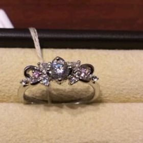 【Mariage ent(マリアージュエント)の口コミ】 女性らしくかわいらしい指輪がほしいと思っていました。一色のみのダイヤ…