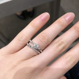 【アイプリモ(I-PRIMO)の口コミ】 彼から貰った婚約指輪と、一番相性のいい結婚指輪とのことで、試着してみ…