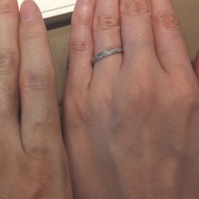 【ANTWERP BRILLIANT(アントワープブリリアント)の口コミ】 シンプルなデザインのリングであり、メレダイヤがたくさん付いていてキラ…