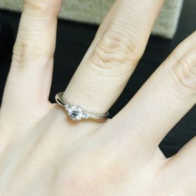 【ラザール ダイヤモンド(LAZARE DIAMOND)の口コミ】 購入前は断然一粒ダイヤのシンプルな婚約指輪を求めていました。でも、試…