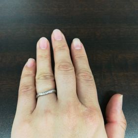 【銀座ダイヤモンドシライシの口コミ】 婚約指輪をもらわなかったので、さりげなくダイヤが入っているものを選び…
