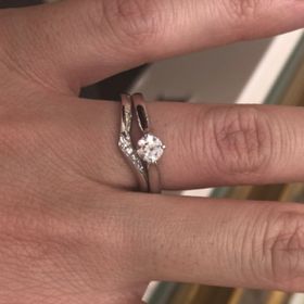 【Mariage ent(マリアージュエント)の口コミ】 ダイヤモンドの輝きがキレイなセットリングです。どちらもシンプルなデザ…