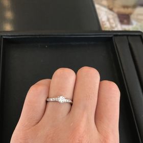 【銀座ダイヤモンドシライシの口コミ】 真ん中のダイヤモンドを引き立てるように細かいメレダイヤモンドが左から…