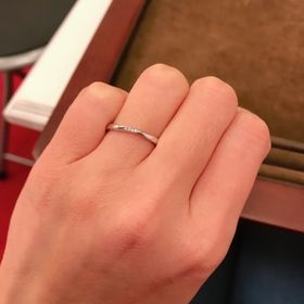 【アンジェリックフォセッテ(Angelique Fossette)の口コミ】 細身でシンプルなデザインを探していました。結婚指輪だけれど、シンプル…