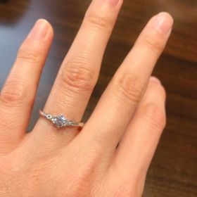 【COLANY(コラニー)の口コミ】 中央のダイヤから左右対象にねじれるようにリボンのようなラインがとても…