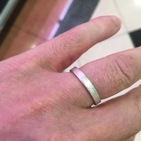 【shihara(シハラ)の口コミ】 シンプルな中にもデザイン性に優れている
妻側の指輪も含めて誰とも被らな…