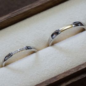 【PORTADA(ポルターダ)の口コミ】 シンプルなデザインですが、真ん中にゴールドがありアクセントになってい…