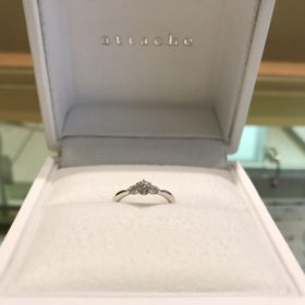 【ジュエリー東京の口コミ】 ストレート脇石付リングにしようと考えておりましたが、Vラインのリングの…