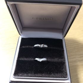 【アイプリモ(I-PRIMO)の口コミ】 V字のラインをベースに、上から斜めへの巻き込みが気に入りました。婚約指…