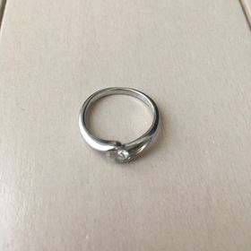 【LUCIE(ルシエ)の口コミ】 他にはあまりない交差しているような感じの上にダイヤモンドがのっている…