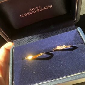 【銀座ダイヤモンドシライシの口コミ】 一目見た時から一目惚れでした！3つのダイヤがとても可愛く、他の指輪と比…