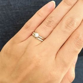 【俄(にわか)の口コミ】 流れるような美しいデザインに一目惚れ。実物も着用させて頂き、石の大き…