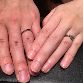 【ラザール ダイヤモンド(LAZARE DIAMOND)の口コミ】 ペアで着けたかったので、お互いの指に合う左下がりのS字型を選びました。…