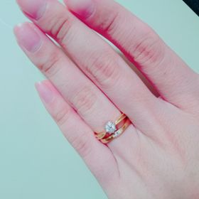 【ENUOVE(イノーヴェ)の口コミ】 婚約指輪は真ん中になるにつれて
ななめにカットされてることで
指が細く…