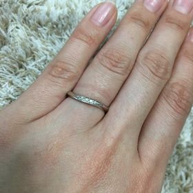 【ラザール ダイヤモンド(LAZARE DIAMOND)の口コミ】 流れるデザインが良かった為、こちらの指輪にしました。ダイヤの配置もキ…