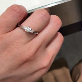 【ROYAL ASSCHER(ロイヤル・アッシャー)の口コミ】 ダイヤは綺麗なものが良かったのでカッターズブランドで探していました。
…