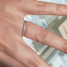 【A・D・A(エー・ディー・エー)の口コミ】 指がきれいに見えるウェーブラインとそれに沿って配置されたダイヤモンド…