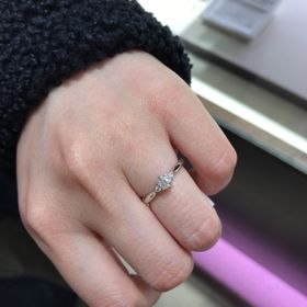 【俄(にわか)の口コミ】 メレダイヤがついた指輪が欲しくて試着しました。
ダイヤは綺麗です。
ま…