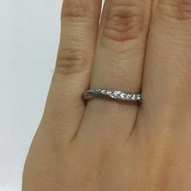 【ラザール ダイヤモンド(LAZARE DIAMOND)の口コミ】 婚約指輪とセットでつけたかったので、婚約指輪の丸みに沿う指輪を探して…
