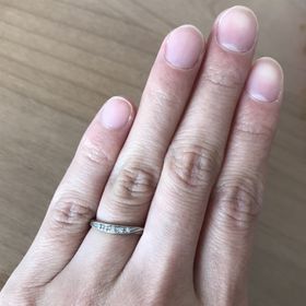 【ラザール ダイヤモンド(LAZARE DIAMOND)の口コミ】 プラチナ素材で、ダイヤモンドが5つ付いており、見た目も華やかです。
少…