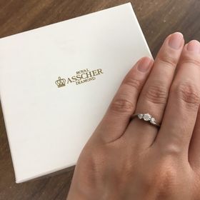 【ROYAL ASSCHER(ロイヤル・アッシャー)の口コミ】 予算内であったこと、のちに買う結婚指輪と重ねづけできるデザインを希望…