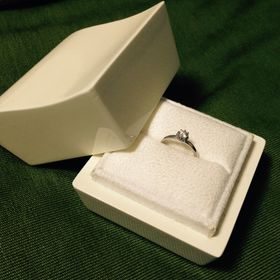 【LUCIE(ルシエ)の口コミ】 メインのダイヤの周りを、小さなダイヤが取り囲むように配置されており、…