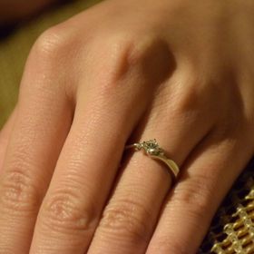 【アイプリモ(I-PRIMO)の口コミ】 センターに一つ大きな石があるので存在感を出し、そのサイドに小さな石が…