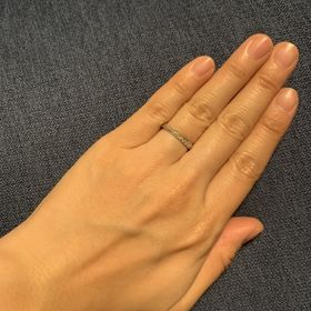 【4℃ BRIDAL(ヨンドシーブライダル)の口コミ】 華奢で、女性らしく可愛い指輪を探しておりました。
デザインは、半周なな…