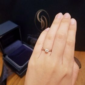 【銀座ダイヤモンドシライシの口コミ】 王道な感じの婚約指輪が欲しかったので、セントグレアにしました！
写真の…