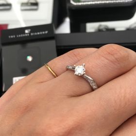 【ラザール ダイヤモンド(LAZARE DIAMOND)の口コミ】 一言でいうとひとめぼれです。正面から見るとシンプルに見えますが、指を…